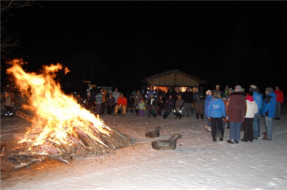 Die vielen Finnenkerzen und das riesige Holzfeuer sorgten für wohlige Stimmung.