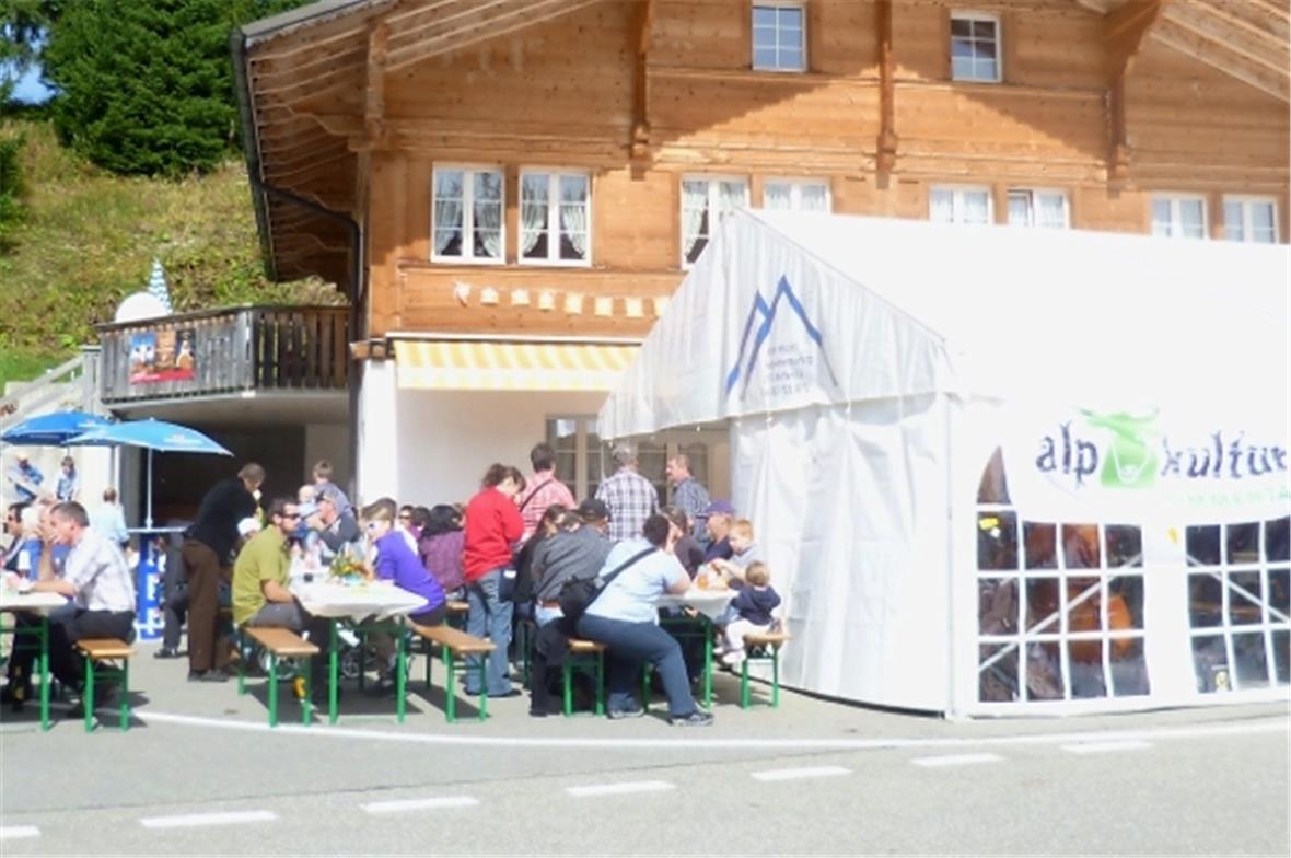 Die vielen Gäste geniessen die Jaunpass-Produkte.