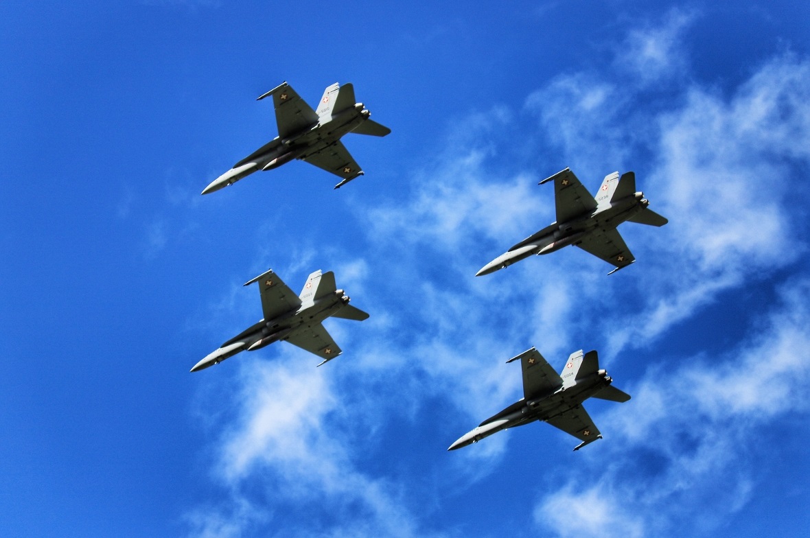 Die vier F/A-18 im Formationsflug über St. Stephan.