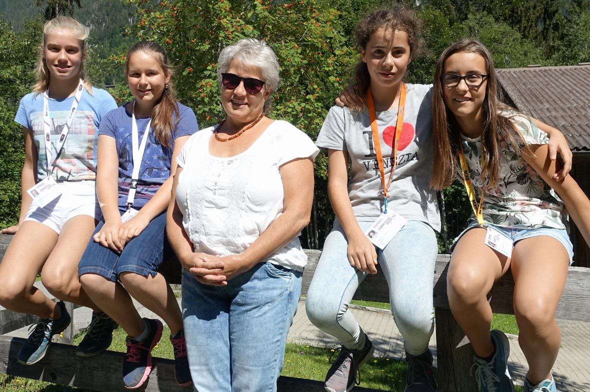 Die vier Jungreporterinnen trafen bei der Diemtigtaler Kletterhalle auf Ferien(s)pass-Präsidentin Beatrice Kunz und tauschten sich mit ihr aus.
