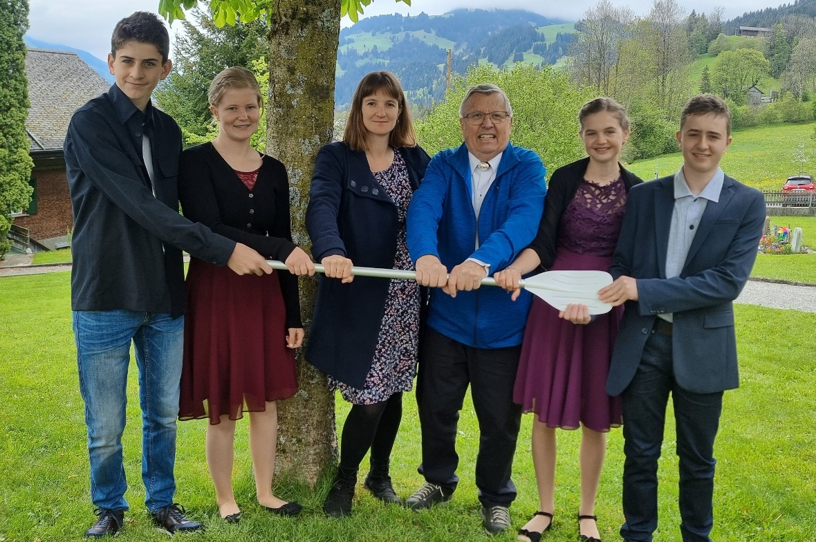 Die vier Konfirmierten: Tim Krebs, Janine Müller, Celia Perren und Silvan Perren (von links) mit Pfarrerin Stefanie Gilomen und Kirchgemeinderat Beat Radelfinger in der Mitte.