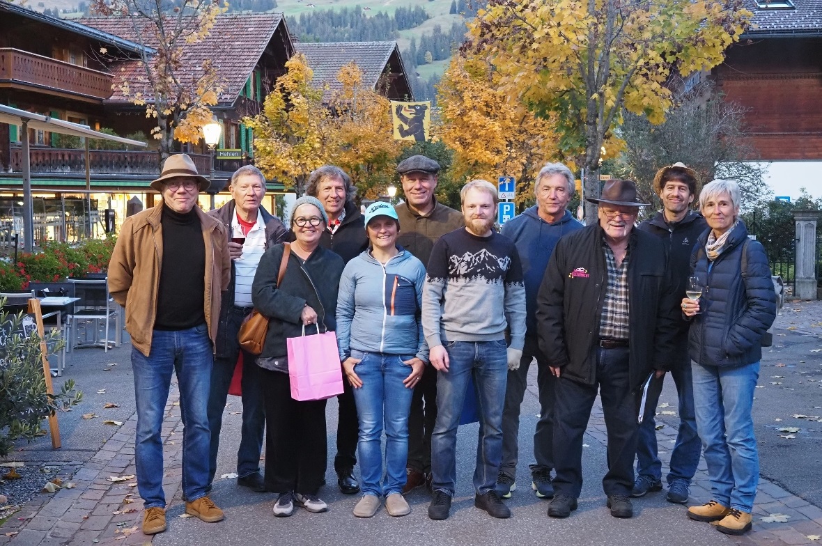 Die vier OK-Mitglieder mit sieben der Künstlerinnen und Künstler: Jules van Enck...