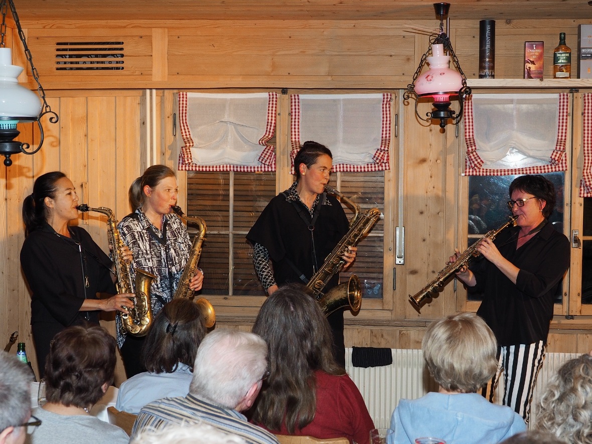 Die vier Saxophonistinnen Anette Kitagawa, Fabienne Hoerni, Lisette Wyss und Sus...