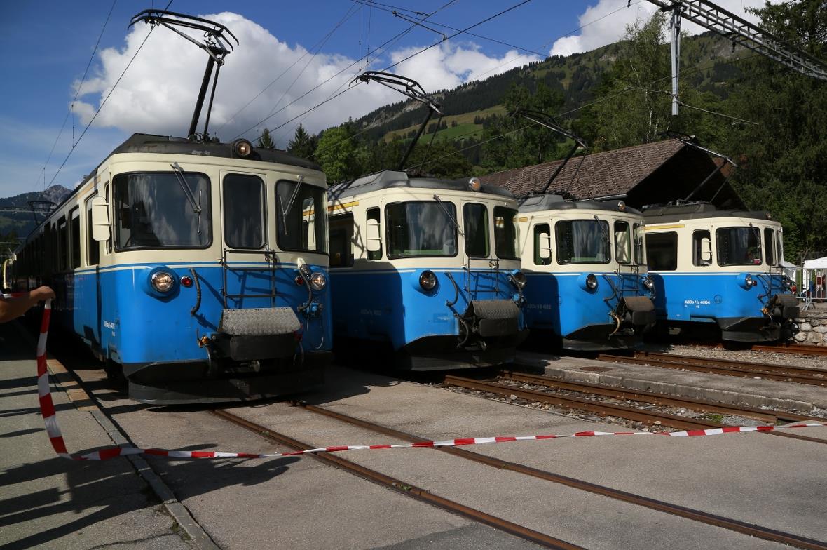 Die vier Triebwagen der 4000 Serie werden verabschiedet.
