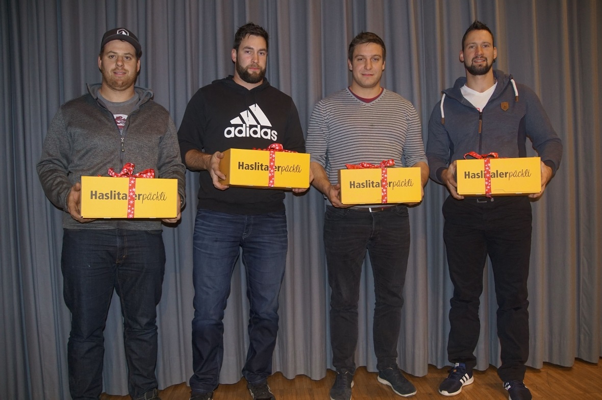 Die vier geehrten Spitzenschwinger Simon Anderegg für seinen 100 Kranz, Ruedi Roschi Sieger Bern Jurassisches, Curdin Orlik Sieger Oberländisches und Kilian Wenger Sieger Bern Kantonales.