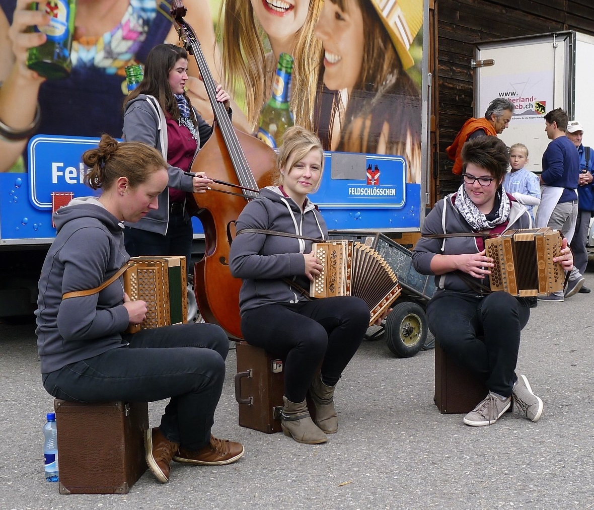Die vier jungen Frauen vom Schwyzerörgeli-Quartett Stockhornblick begeisterten d...