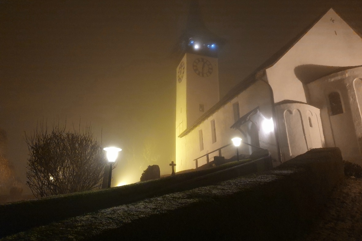 Die wimmiser Kirche, umhüllt von Nebelschwaden.