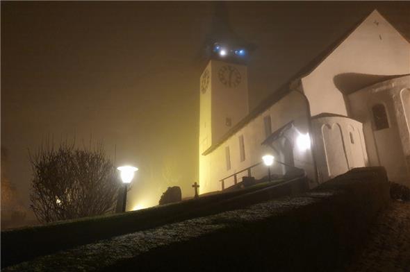 Die wimmiser Kirche, umhüllt von Nebelschwaden.