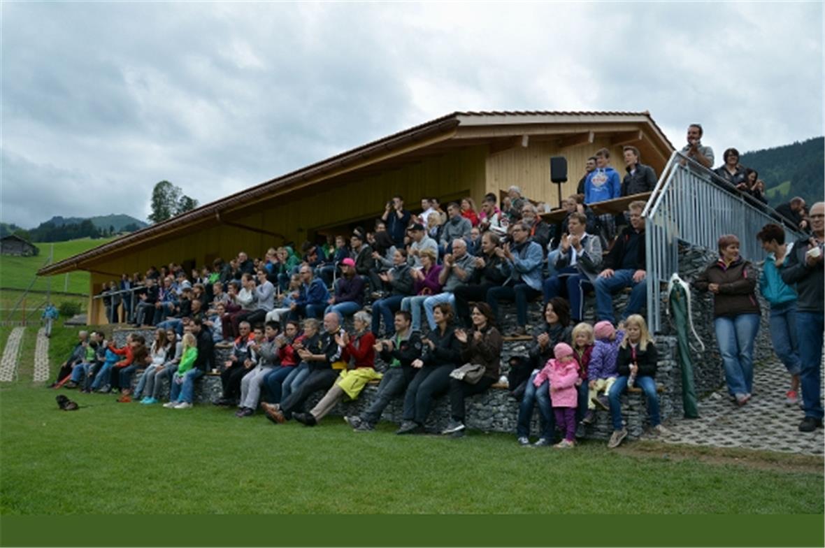 Die zahlreichen Fussballfans feuerten ihre beiden Mannschaften nach der Klubhaus...