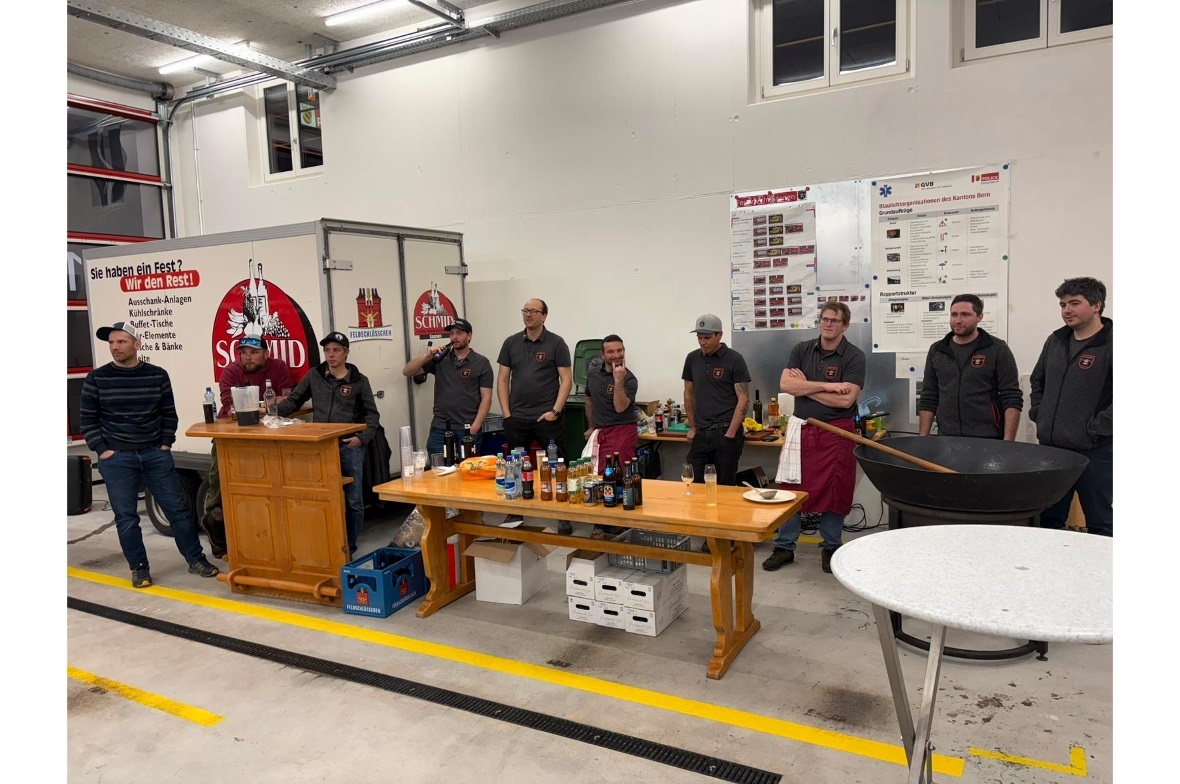 Die zahlreichen Helfer der Feuerwehr Saanen liessen es sich nicht nehmen, für di...