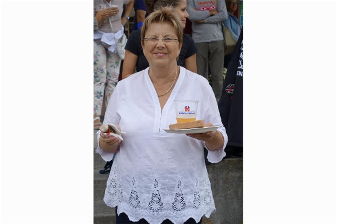 Die zufriedene Gastgeberein Alice Wittwer gönnt sich bei einer schwingfestwürdig...