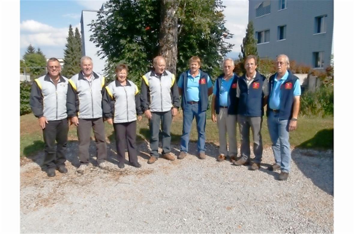 Die zwei qualifizierten Gruppen für den Kantonalfinal in Schwarzenburg. v.l.n.r. Hans Moser, Peter Stoller, Ruth Maurer, Martin von Känel, SV Frutigen «Tellenburg»; Ueli Würsten, Albert Würsten, Ruedi Stauffer, Fritz Würsten, FS Saanen-Gstaad «Kranich».