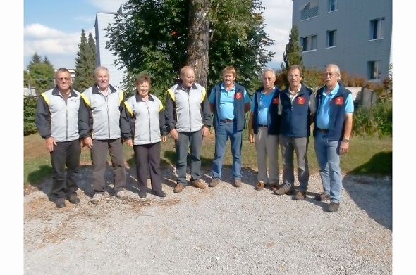 Die zwei qualifizierten Gruppen für den Kantonalfinal in Schwarzenburg. v.l.n.r. Hans Moser, Peter Stoller, Ruth Maurer, Martin von Känel, SV Frutigen «Tellenburg»; Ueli Würsten, Albert Würsten, Ruedi Stauffer, Fritz Würsten, FS Saanen-Gstaad «Kranich».