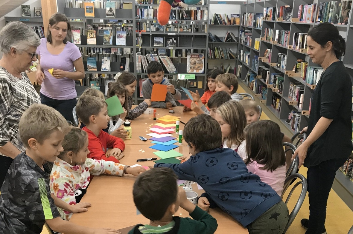 Die zweite Gruppe der 1. und 2. Klasse beim Basteln.