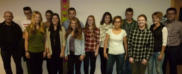 Die zwölf teilnehmenden St. Stäffner Jungbürgerinnen und Jungbürger des Jahrgangs 1997 mit Spitex-Betriebsleiter Ueli von Känel (l.) und Gemeindepräsident Albin Buchs (r.).