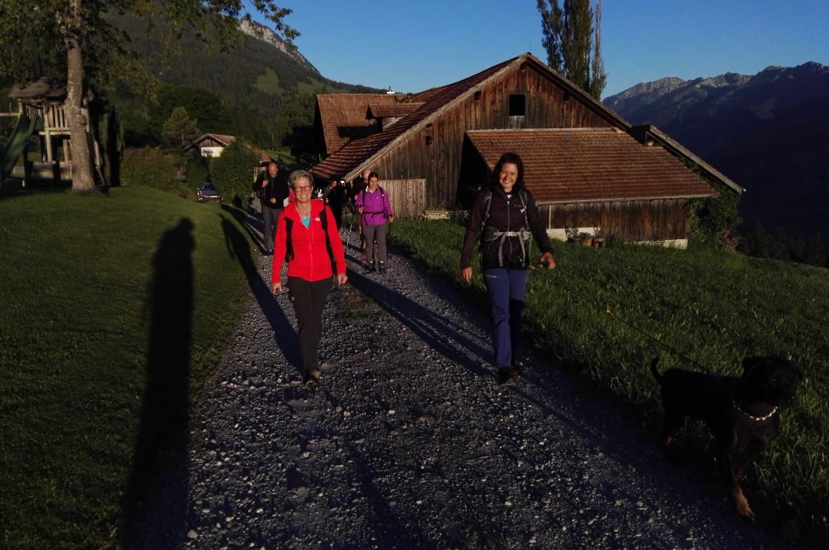 Diemtigbergli: Abmarsch mit den ersten Sonnenstrahlen.