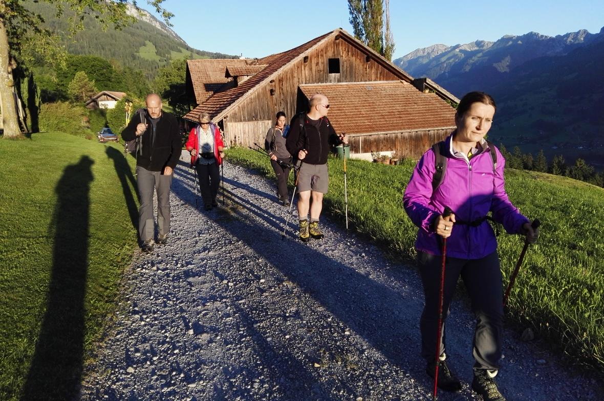 Diemtigbergli: Abmarsch mit den ersten Sonnenstrahlen.
