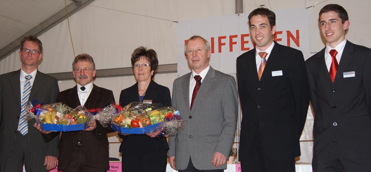 Dienstjubiläen sind Zeichen der Kontinuität im Personalsektor: Präsident Gottfried Jutzeler (3. von rechts) und Bankleiter Rolf Mani (links) konnten Rolf Mani (für 40 Jahre), Trudi Zeller (für 20 Jahre), Rolf Ueltschi (für 10 Jahre) und Thomas Abegglen (für 5 Jahre) gratulieren.