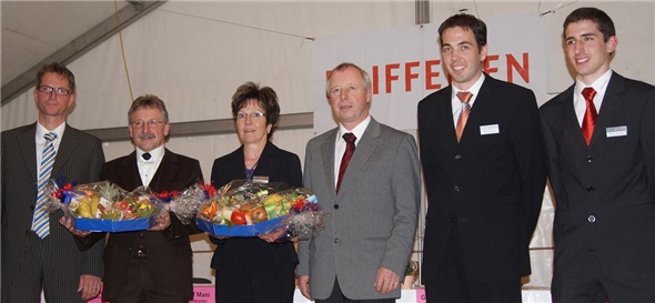 Dienstjubiläen sind Zeichen der Kontinuität im Personalsektor: Präsident Gottfried Jutzeler (3. von rechts) und Bankleiter Rolf Mani (links) konnten Rolf Mani (für 40 Jahre), Trudi Zeller (für 20 Jahre), Rolf Ueltschi (für 10 Jahre) und Thomas Abegglen (für 5 Jahre) gratulieren.