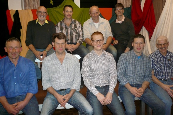 Diese neun Männer führen künftig die politischen Geschicke der Gemeinde Erlenbach: Gemeindepräsident Andreas Brügger, Vizegemeindepräsident Markus Messerli, Gemeinderatspräsident Simon Künzi (alle neu), sowie die Gemeinderäte Walter Mani (neu), Andreas Schütz (bisher) sowie hinten Beat Brand (bisher) und die neuen Thomas Klossner, Oswald Dubach und Martin Steiner.