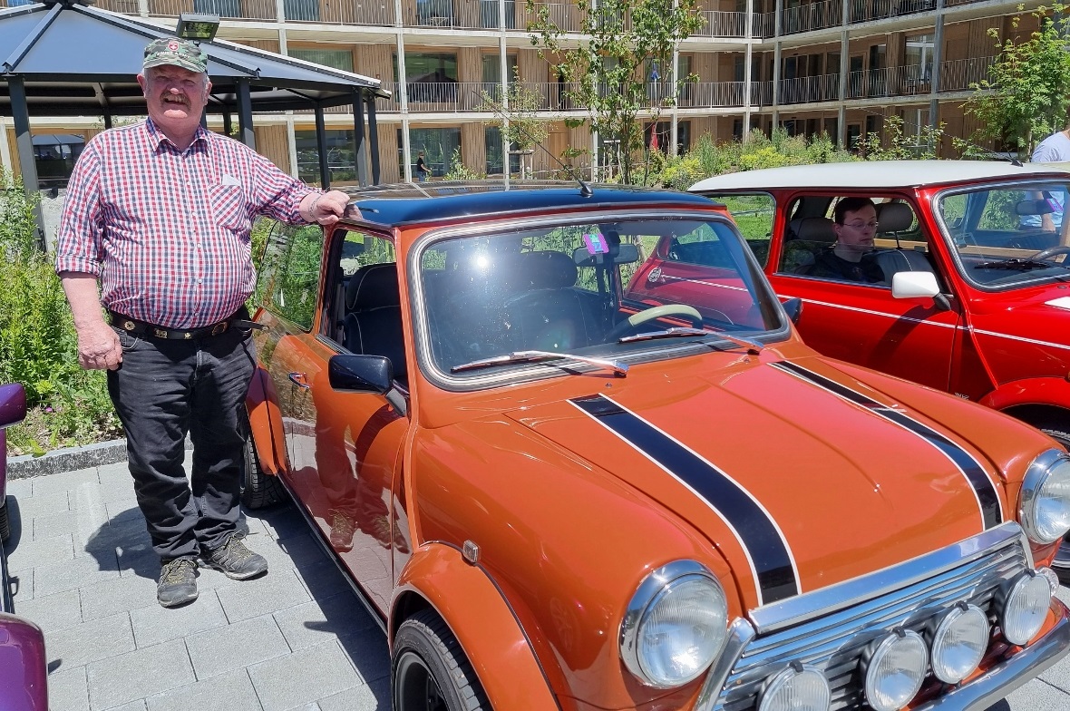 Diesem Passagier gefiel der rote Mini am allerbesten.