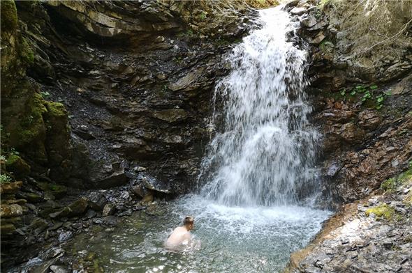 Dieser magische Zweisimmer Naturpool erfrischte schon am Montag. Nun ist Saisonstart im Schwimmbad Zweisimmen – wegen Corona erst einmal nur zum K-S-G-Schwimmen und Aquajogging.
