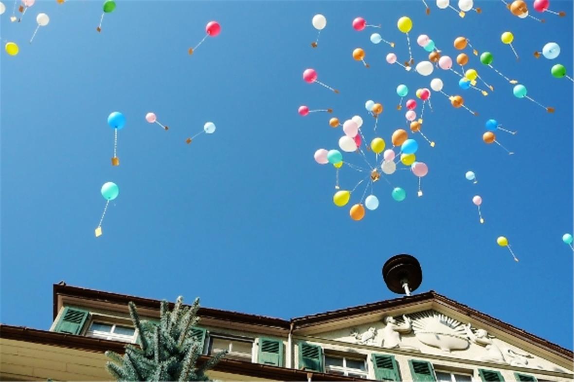 Dieses Gebäude wird verschwinden wie die Ballone im Blau des Himmels…