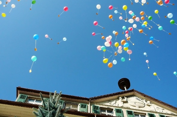Dieses Gebäude wird verschwinden wie die Ballone im Blau des Himmels…