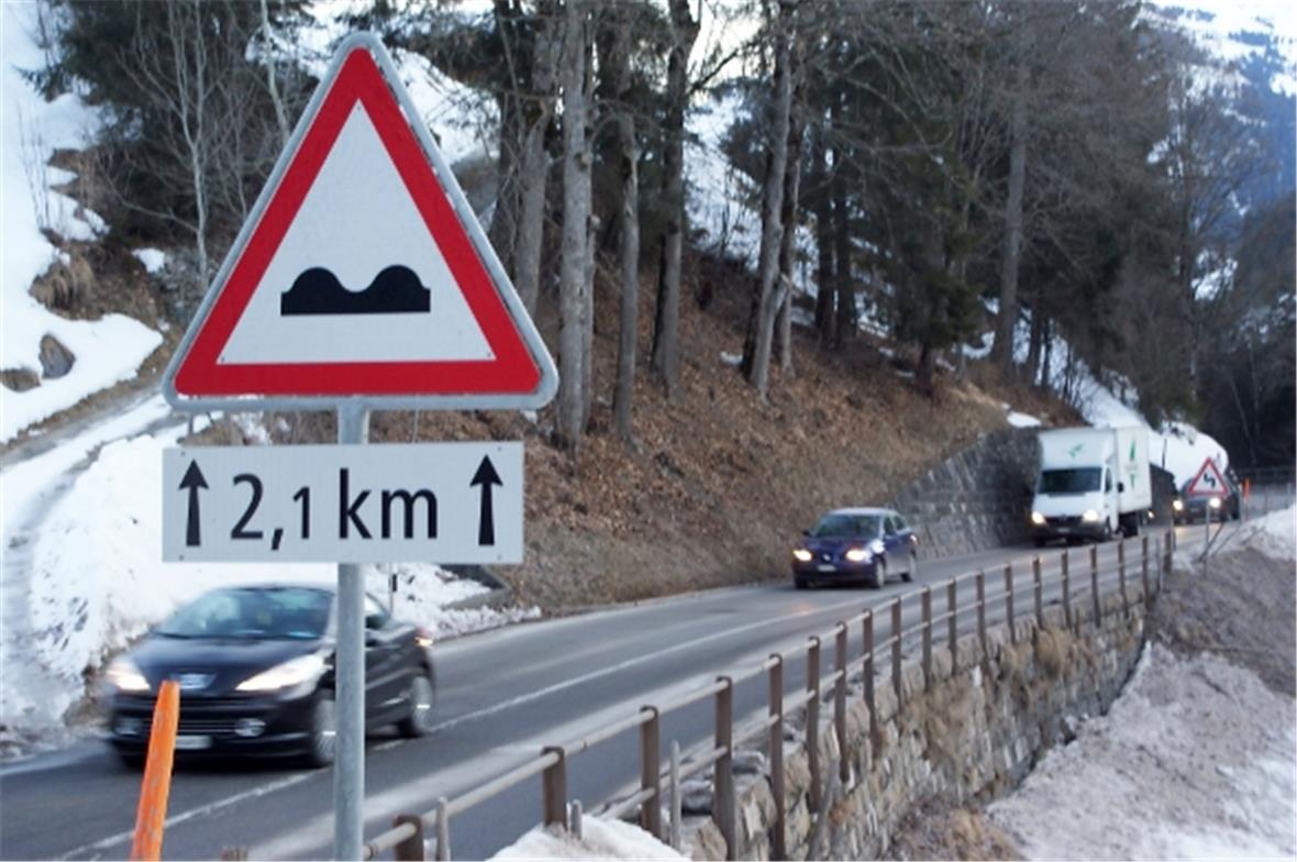 Dieses Gefahrensignal (Nr. 1.06/Unebene Fahrbahn) soll verschwinden: In einer ersten Etappe wird der Strassenabschnitt Tuft/Reichenstein–Mosenried saniert.