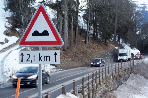 Dieses Gefahrensignal (Nr. 1.06/Unebene Fahrbahn) soll verschwinden: In einer ersten Etappe wird der Strassenabschnitt Tuft/Reichenstein–Mosenried saniert.