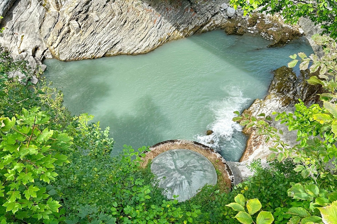 Dieses Kleinkraftwerk ist der einzige Stromerzeuger am Wehr(!). Es wird mit der sogenannten Restwassermenge betrieben.