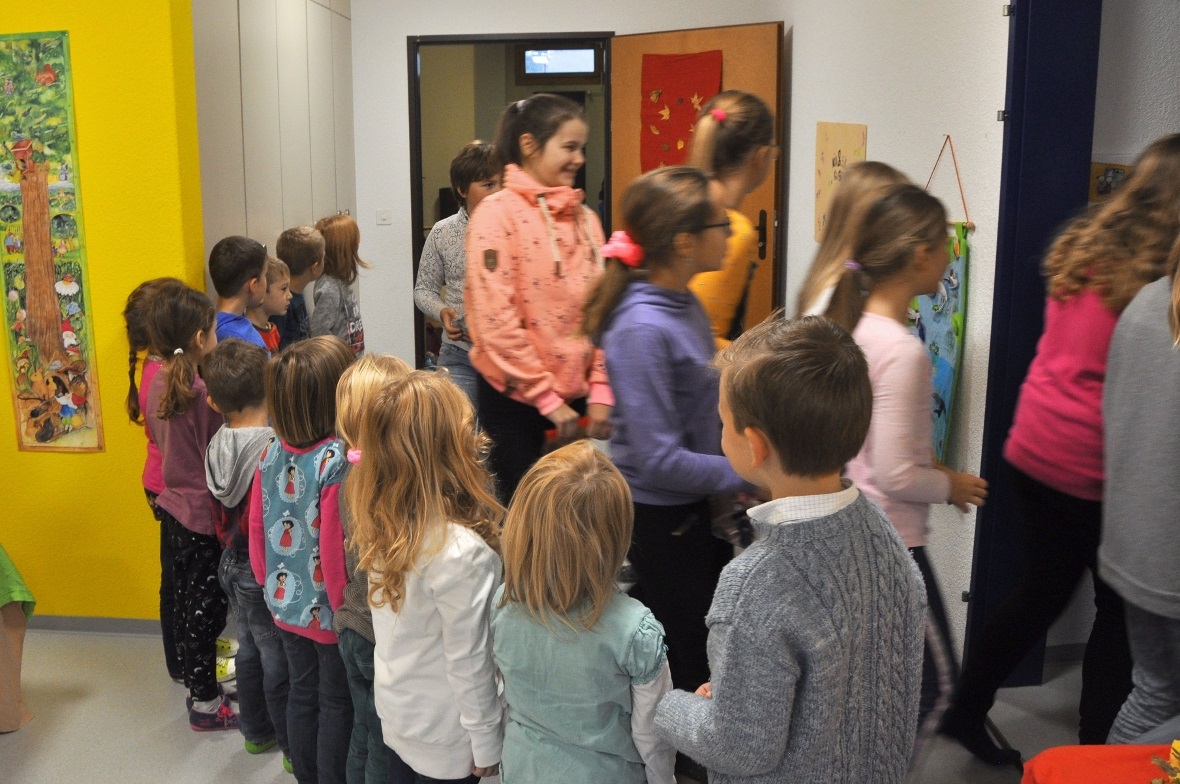 Diesmal stehen die Kindergartenkinder Spalier.