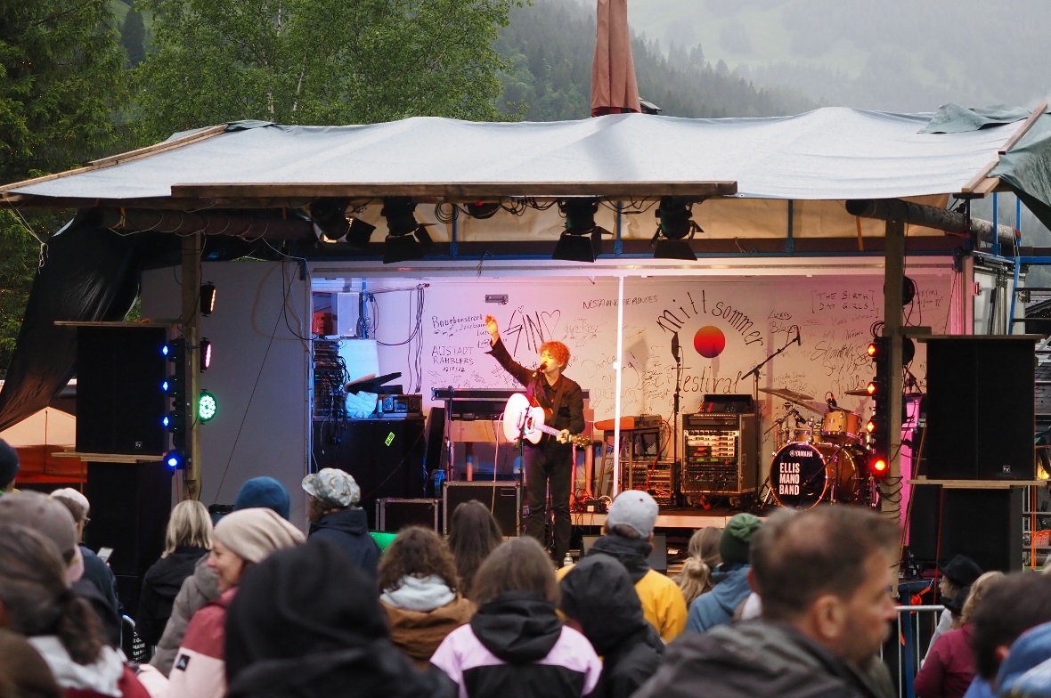 Direkt von seinem Auftritt am 19. Juni in der Mühle Hunziken kam Rhodes, ein bri...