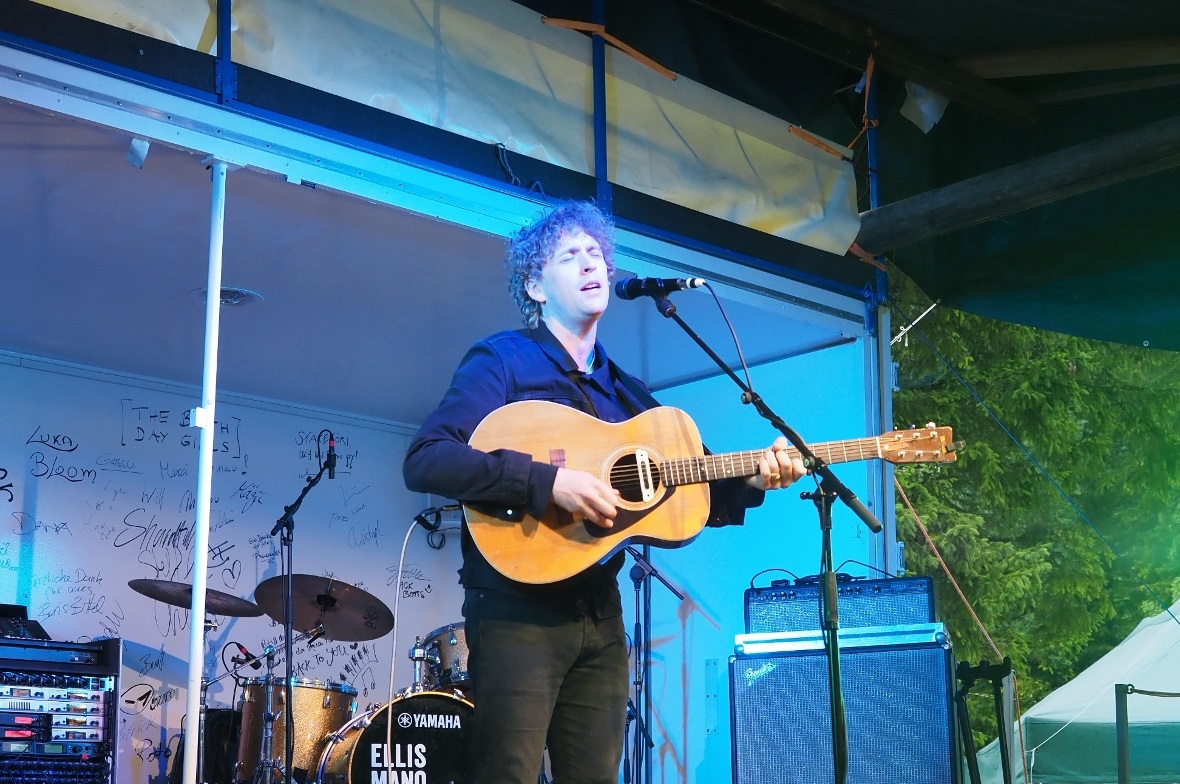 Direkt von seinem Auftritt am 19. Juni in der Mühle Hunziken kam Rhodes, ein bri...