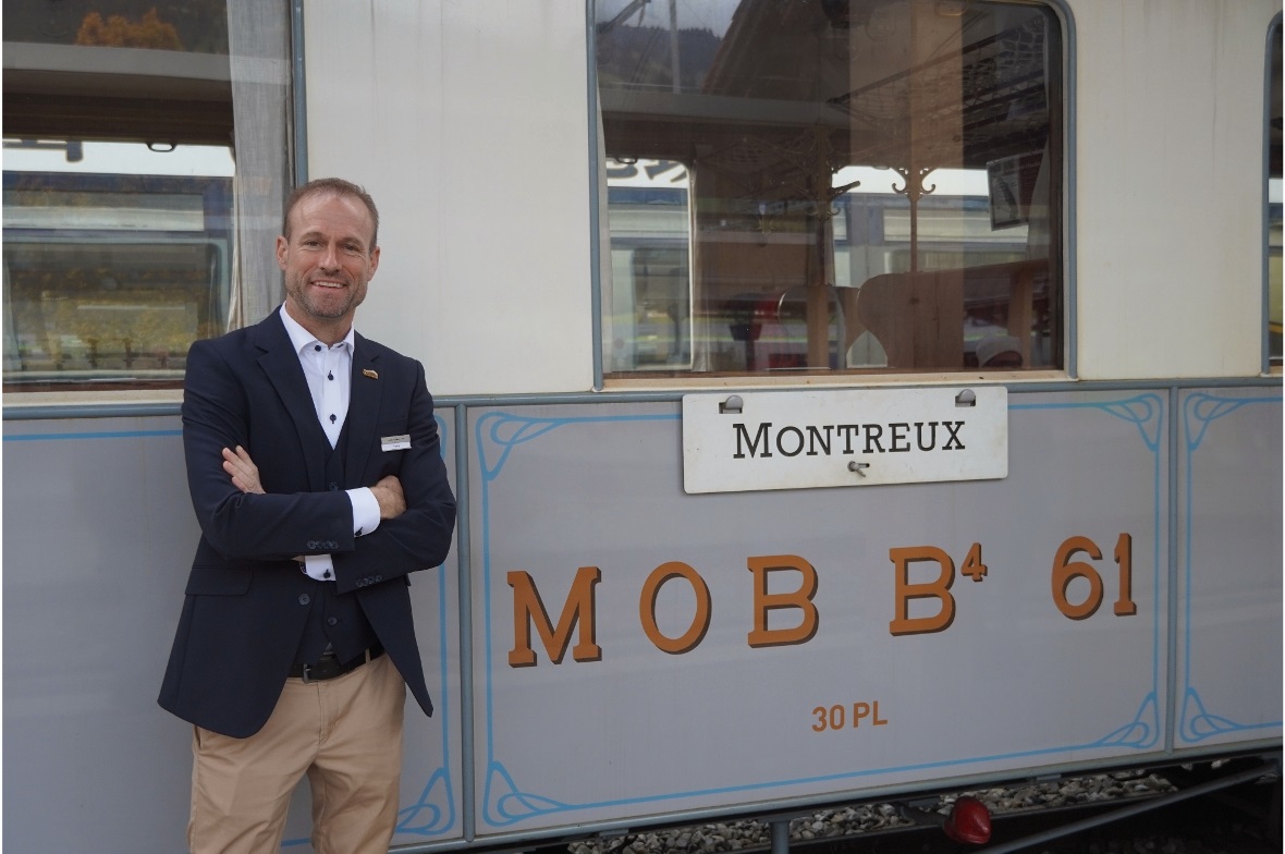 Direktor der MOB Yves Marclay zeigte stolz den Belle Epoque Zug am Bahnhof Zweis...