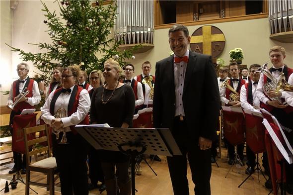 Dirigent Charly von Grünigen verdankte Barbara Meister-Moser die gesangliche Bereicherung des Konzerts des Simmentaler Brass-Ensembles in Spiez.