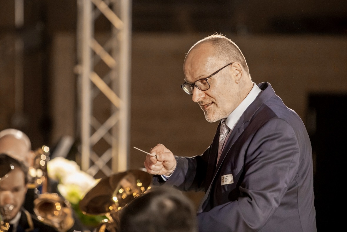 Dirigent Corsin Tuor bei der Arbeit.