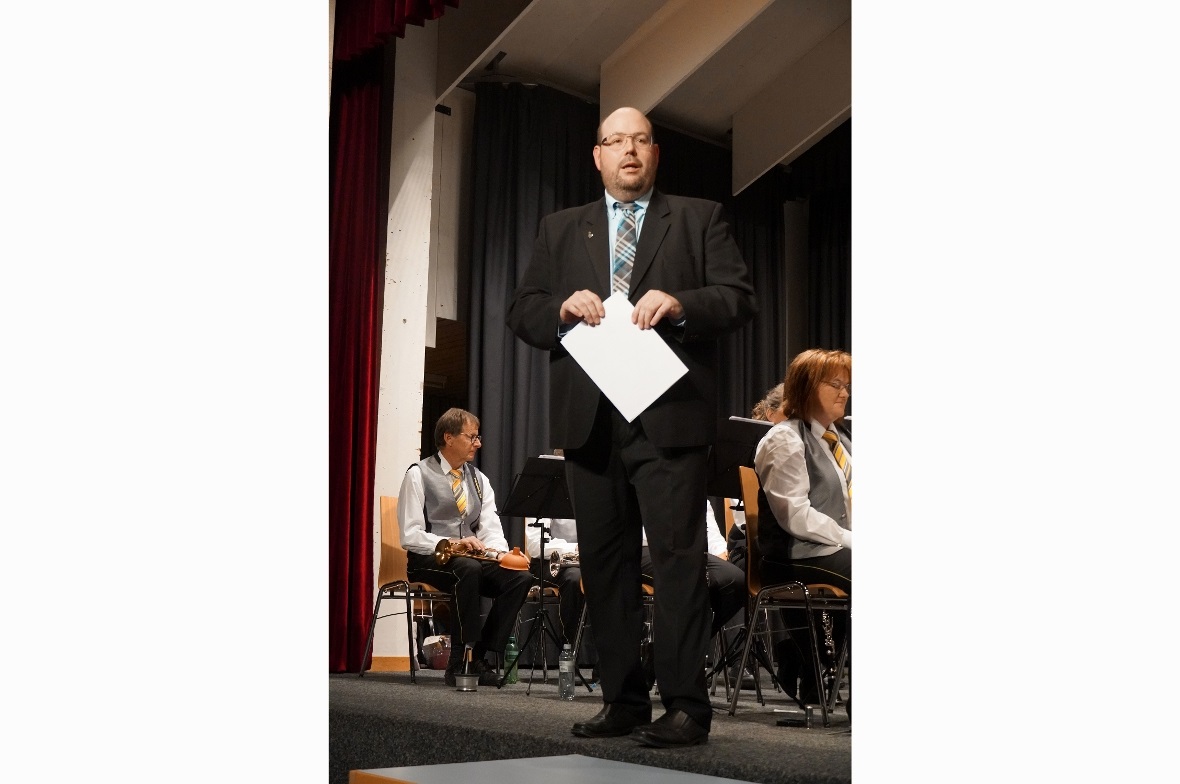 Dirigent Hanspeter Janzi führte durch das Konzert.