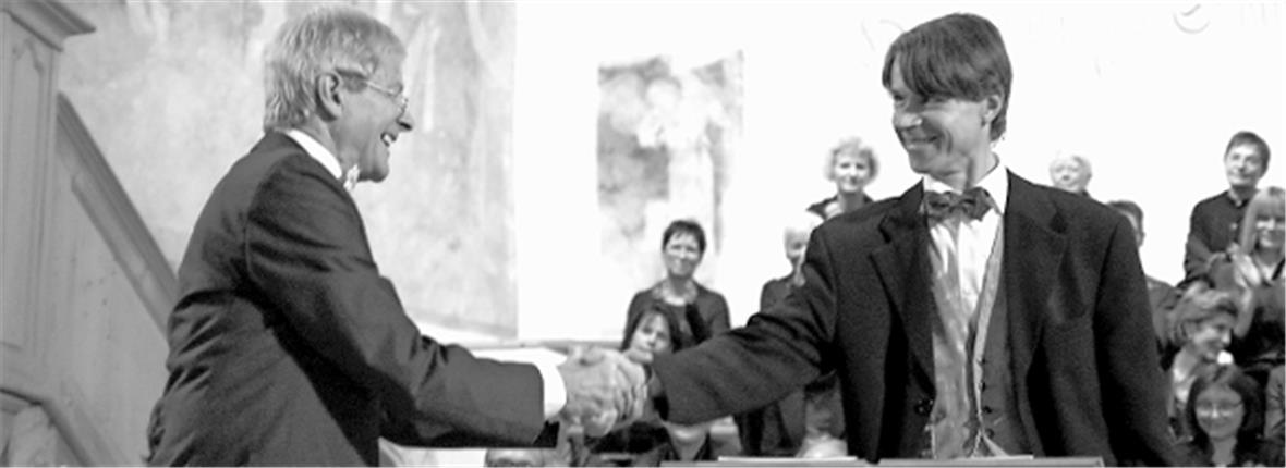 Dirigent Klaus Burkhalter dankt dem Solisten Wojtek Wesranowski.