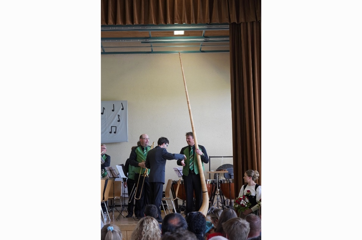 Dirigent Samuel Favri bedankte sich bei Solist André Minnig.