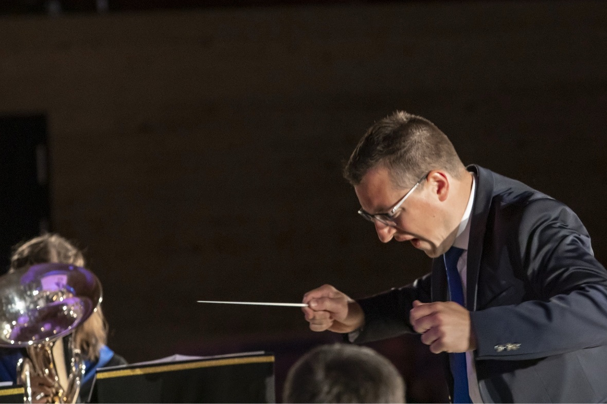  Dirigent der BBO Junioren Jan Müller in seinem Element.