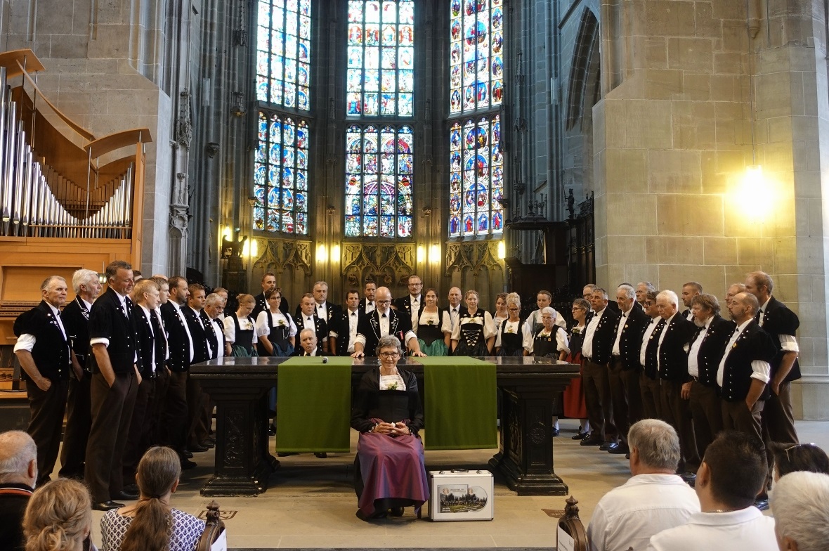 Dirigentin Barbara Wyss wurde von Moderator Peter Anken für ihr beinahe 50-jähriges Wirken als Dirigentin mit treffenden Worten der beiden von ihr geleiteten Formationen Jodlergruppe Schwenden und Jodlerklub Flüehblüemli Därstetten geehrt.