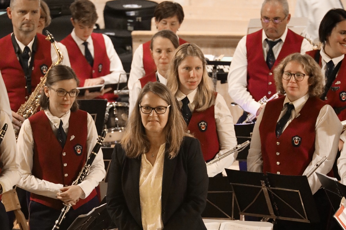 Dirigentin des Musikvereins Erlenbach-Diemtigtal Barbara Büttikofer.
