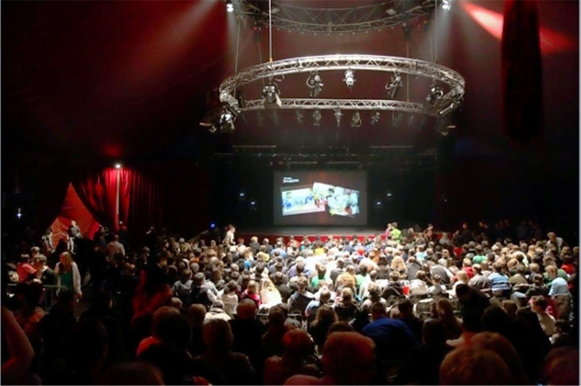Divertimento s Publikum im «Das Zelt» an der Lenk.