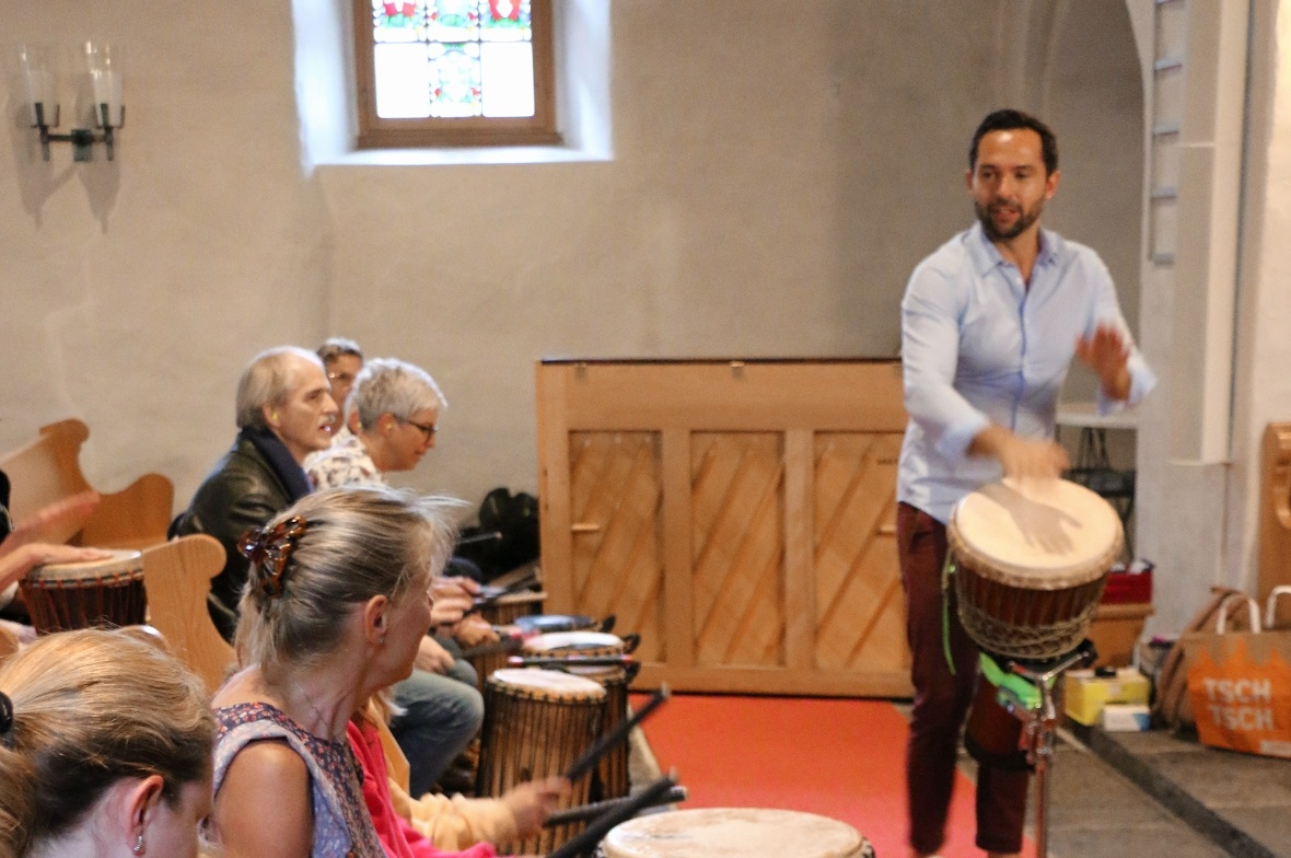 Djembé-Trommeln mit Manuel Siebs in der Kirche Wimmis.