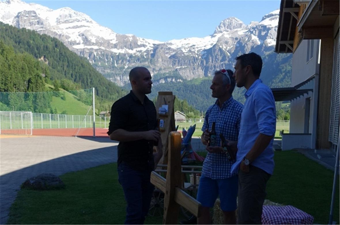 Dominik Hänni, Albi Kruker und Roman Cortesi diskutierten eifrig vor dem prächti...