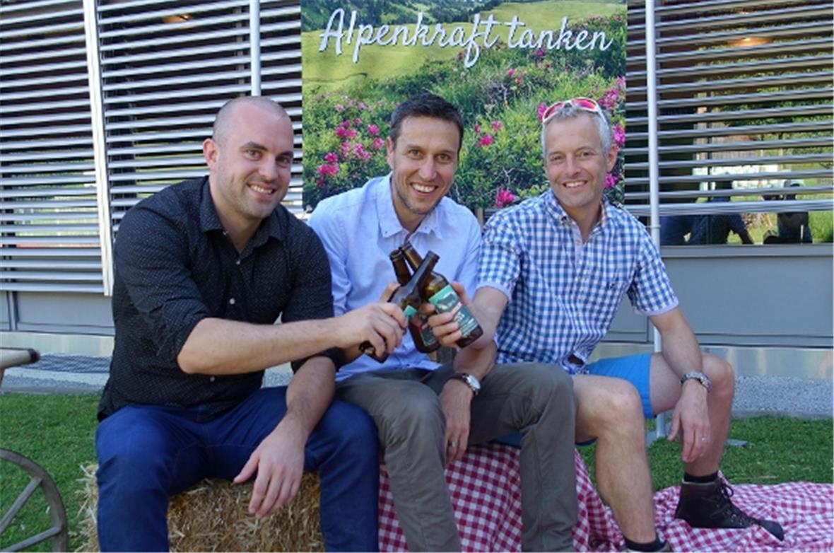 Dominik Hänni, Roman Cortesi und Albi Kruker stiessen mit einem Simmentaler Bier...