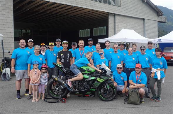 Dominique Aegerter brachte seinen Renntöff mit und freute sich mit dem Motoclub St. Stephan über das 75-Jahr-Jubiläum.
