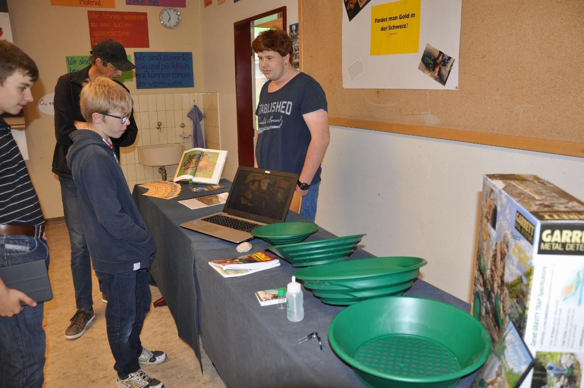 Dominique erklärt, wo und wie man in der Schweiz Gold findet.