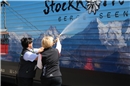 Dora Andres (rechts) und Esther Hofer, Reisebegleiterin BLS, taufen das 84-Tonne...